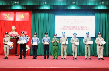 Bế giảng lớp Bồi dưỡng nghiệp vụ và khai giảng Lớp Tiếng Việt, khóa 7 cho cán bộ Bộ Nội vụ Campuchia